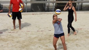 İzmir’de plaj voleybolu zamanı