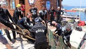 Karaburun’da hayalet ağlar temizlendi