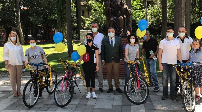 Dünya Bisiklet Günü’nde dereceye giren gençlere hediye