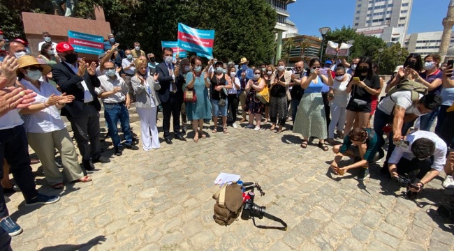 Gazeteciler şiddete karşı omuz omuza