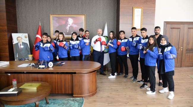 Genç sporcuları Başkan uğurladı