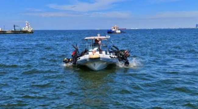 İzmir Büyükşehir Belediyesi dalgıçları Körfez’de dip temizliği yaptı