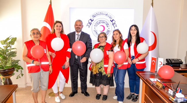 Menemen belediyesi türk kızılay’ının yanında