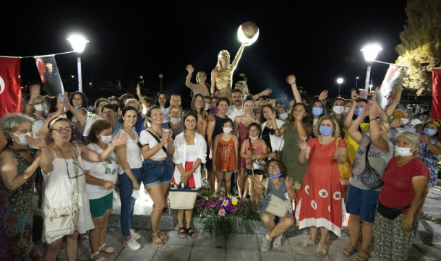 Dikili’de Kadın Hakları Parkı ve İlk Kadın Heykeli Açıldı