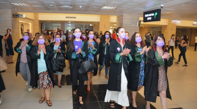 İzmir Adliyesi'nde İstanbul Sözleşmesi yaşatır, vazgeçmiyoruz sloganları