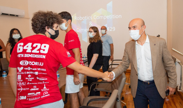 İzmir’in gururu gençlere Başkan Soyer’den tam destek