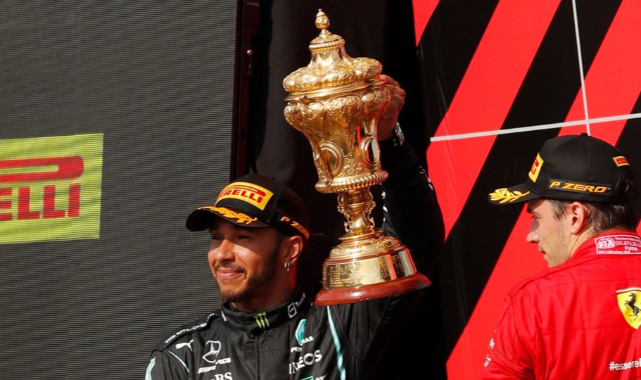 Lewis Hamilton cezaya rağmen kazandı