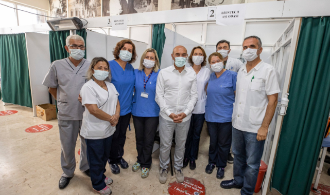 'Aşı ol, mavi İzmir’de özgür ol': Başkan Soyer, üçüncü doz aşısını oldu