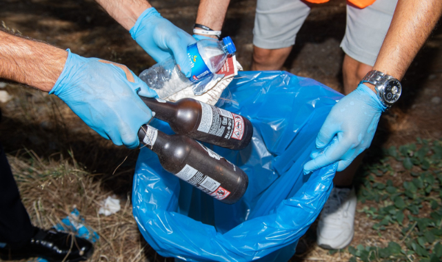 Belediye personeli ve gönüllüler el ele verdi: Ormanlık bölgelerden torbalarca atık toplandı