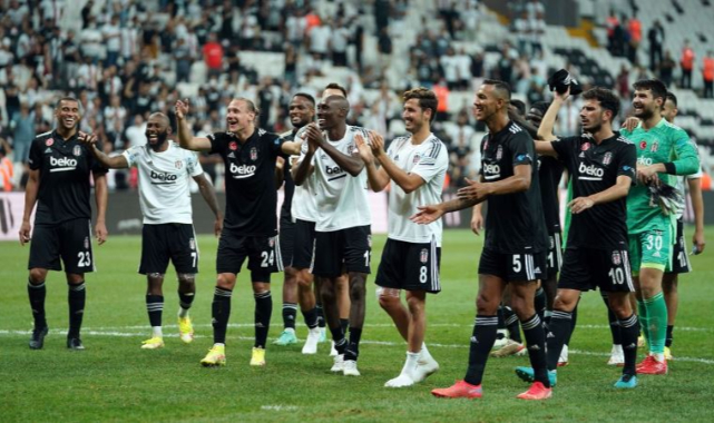 Beşiktaş - Çaykur Rizespor maçında mültecilere protesto
