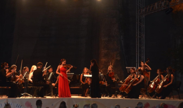 El Ele Müzik Senfoni Orkestrası rüzgarı