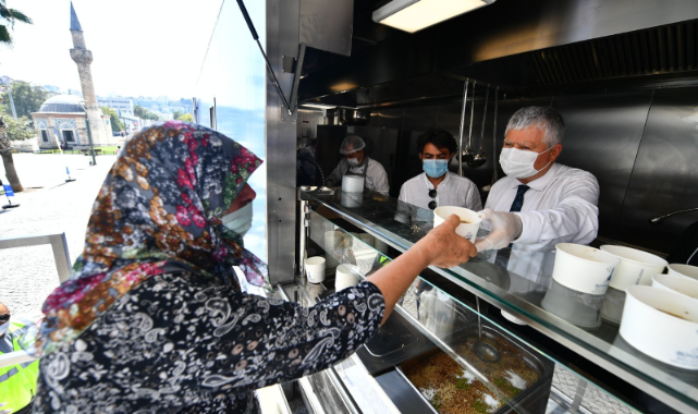 İzmir Büyükşehir Belediyesi 3 bin kişilik aşure dağıttı