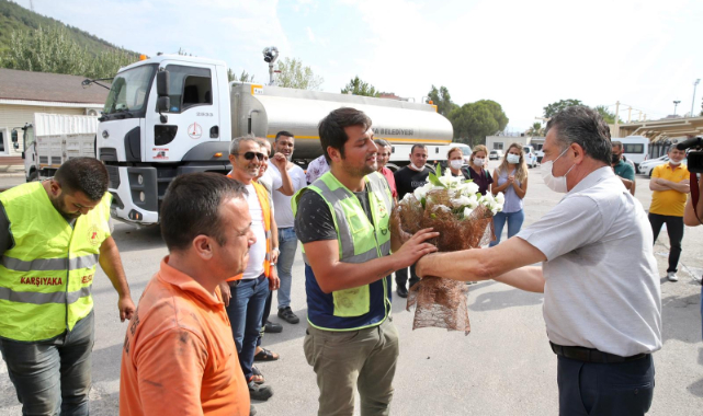 Karşıyaka'dan yangın için giden ekip çiçeklerle karşılandı