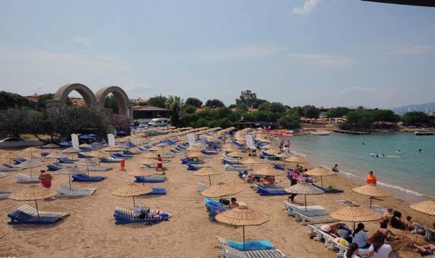 Seferihisar’da mavi gurur: Mavi Bayraklı plaj sayısı 9 oldu!