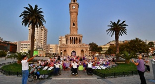 Alzheimer Günü için Saat Kulesi Mora Büründü