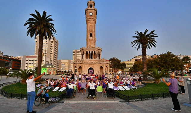 Alzheimer Günü için Saat Kulesi Mora Büründü