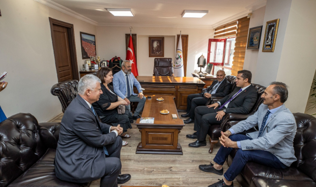 Başkan Soyer İzmir Barosu Başkanı Özkan Yücel&#039;i ziyaret etti