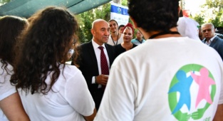 "İzmir Gençlere Kucak Açıyor"