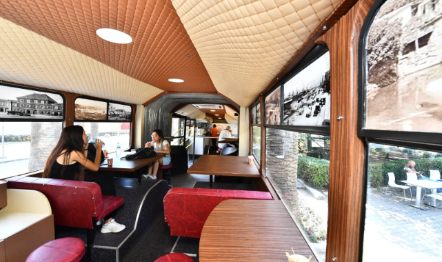İzmir&#039;in eski otobüsleri hurda değil kafe oluyor