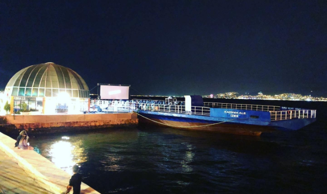 İzmirliler denizde sinemayı sevdi