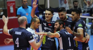 Arkas Spor Efeler Ligi'nde Nefes Aldırtmıyor !