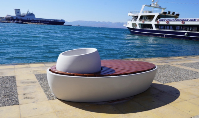 Çeşme&#039; de Yeni Banklar Vatandaşların Onayını Aldı