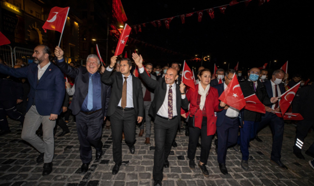 Cumhuriyet&#039;in Kenti İzmir&#039;de Coşkulu Kutlama
