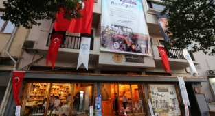 Efes Tarlası Bakkalı 1 Yaşında