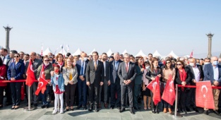 Özuslu: “Biz buradayız, Cumhuriyet'in ışığındayız”