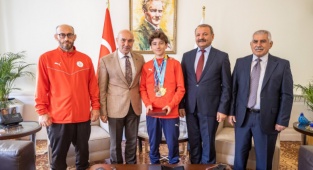 Plaj Güreşi Şampiyonu Miraç Saraç, Başkan Soyer'i Ziyaret Etti