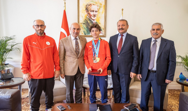 Plaj Güreşi Şampiyonu Miraç Saraç, Başkan Soyer&#039;i Ziyaret Etti