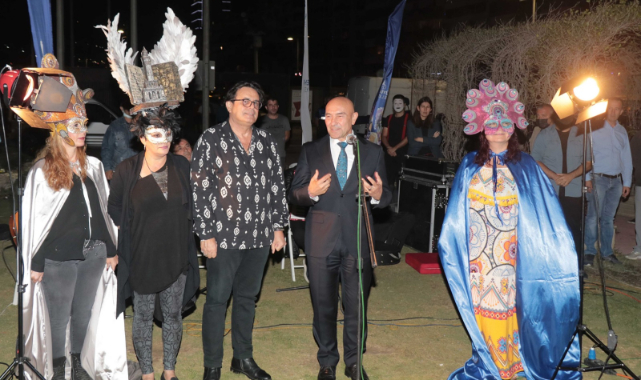 Şiir Hatları Kordon&#039;da Şiir Severlerle Buluştu