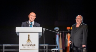 Soyer: "İyi Ki Tiyatro Var"