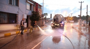 Urla'da Belediye Ekipleri Bütün Gece Yağmurla Mücadele Etti