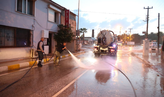 Urla&#039;da Belediye Ekipleri Bütün Gece Yağmurla Mücadele Etti