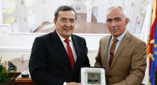 Batur'dan Manastır Belediye Başkanı'na Nutuk Armağanı