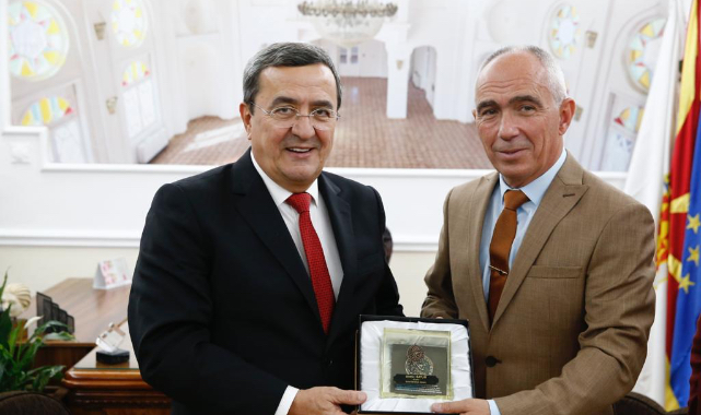 Batur&#039;dan Manastır Belediye Başkanı&#039;na Nutuk Armağanı