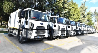 İzmir Büyükşehir Belediyesi'nden İlçelere Çöp Kamyonu Desteği