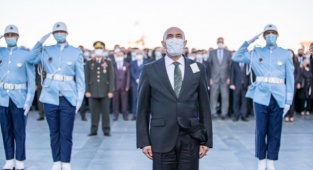 İzmir'de Hayat Ata'ya Saygı İçin Durdu!