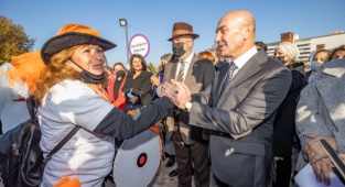 İzmir’de Turuncu Bahçe ve Kadın Anıtı açıldı