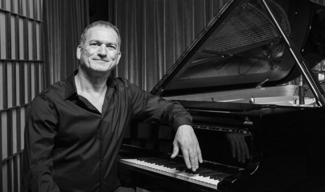 Kerem Görsev&#039;den İzmirlilere Müzik Ziyafeti