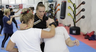 Seferihisar Belediyesi'nden Kadınlara "Öz Savunma" Eğitimi