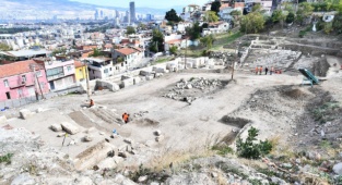 Smyrna Antik Tiyatro’sunda Sürpriz Buluntu!