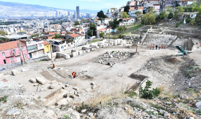 Smyrna Antik Tiyatro’sunda Sürpriz Buluntu!