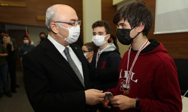 2. İzmir Bilim Olimpiyatları Ödül Töreni Gerçekleştirildi