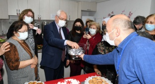 Başkan Selvitopu Semt Merkezi Kursiyerlerinin Yeni Yılını Kutladı