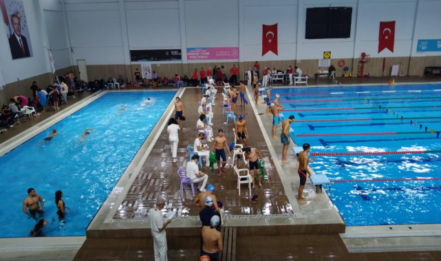 Bergama Belediyesi Yüzme Takımı Başarıya Kulaç Atıyor