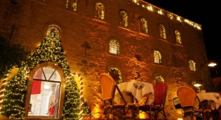 Çeşme Sokakta Güzel