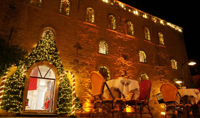 Çeşme Sokakta Güzel