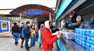 İzmir Büyükşehir Belediyesi’nden Öğrencilere Sıcak Yemek